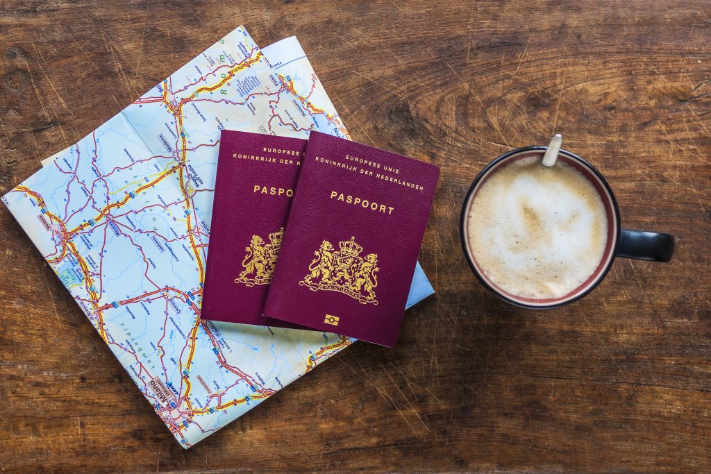 twee paspoorten, een kaart en een kopje koffie
