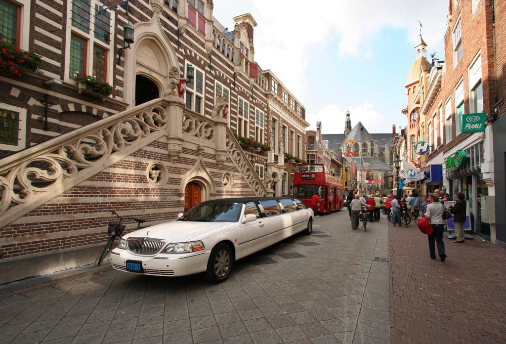 Limousine voor het stadhuis in Alkmaar