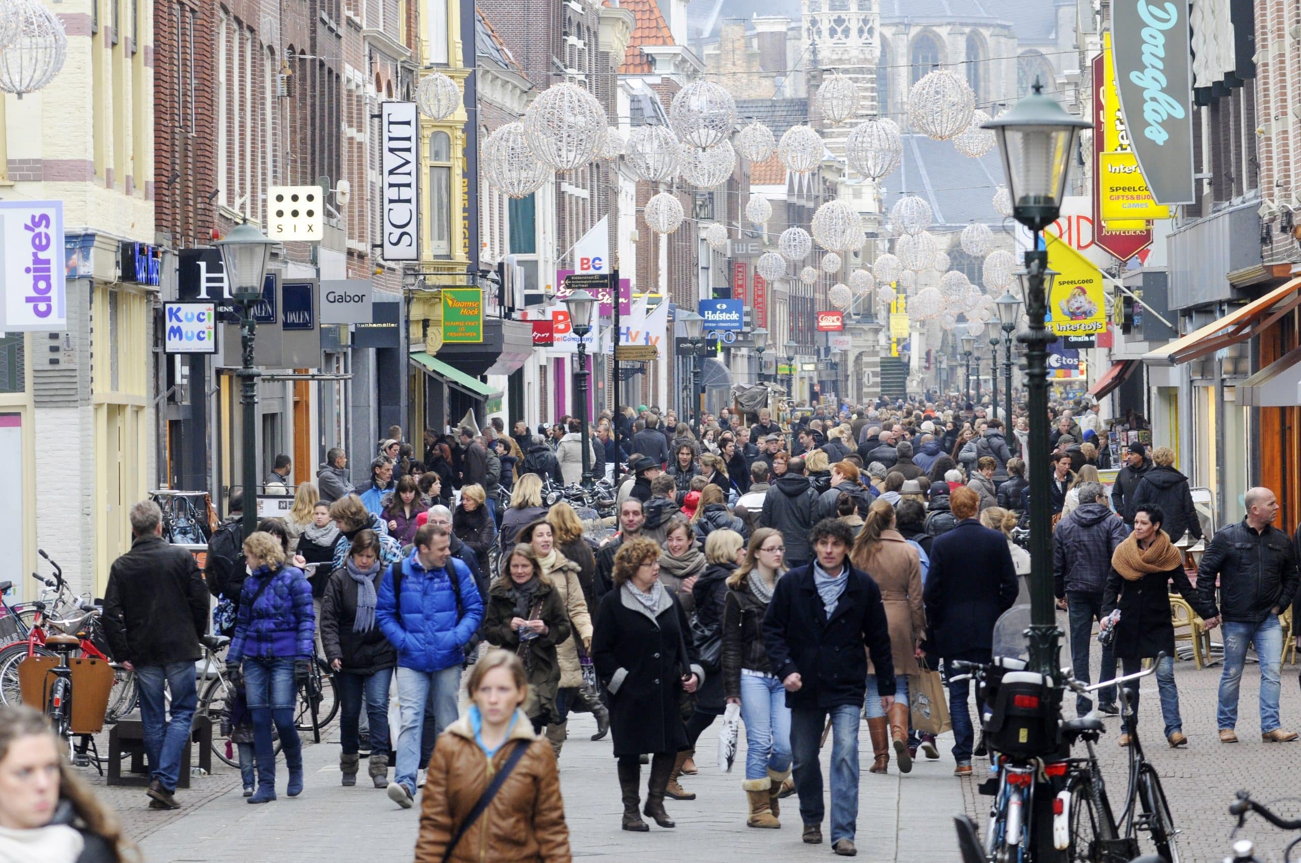 veel mensen lopen in de winkelstraat De Langestraat in Alkmaar stad
