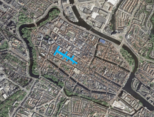 Luchtfoto van de binnenstad van Alkmaar. Gemarkeerd zijn de straten die heringericht wordt.