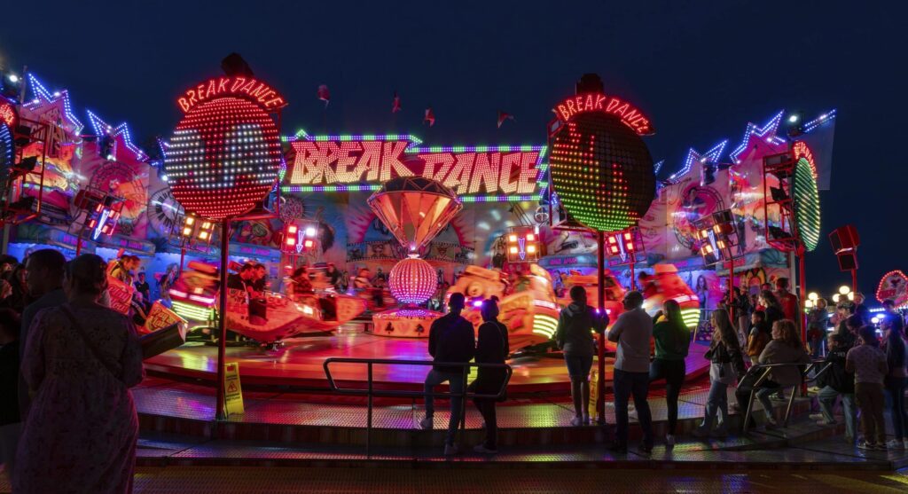 Bezoekers bij de verlichte Break Dance-attractie op de Alkmaarse kermis.
