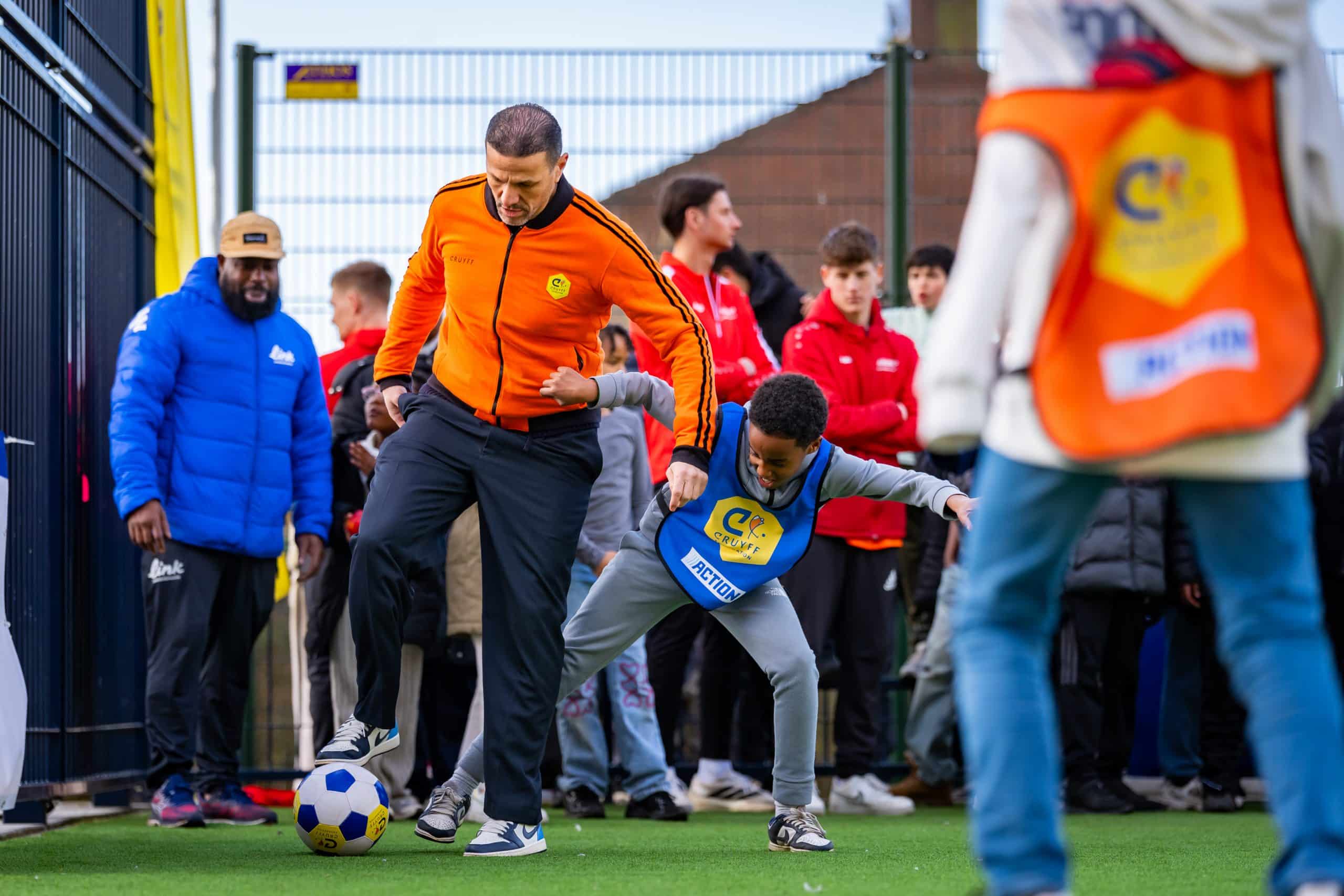 Vernieuwd Cruyff Court in Overdie geopend