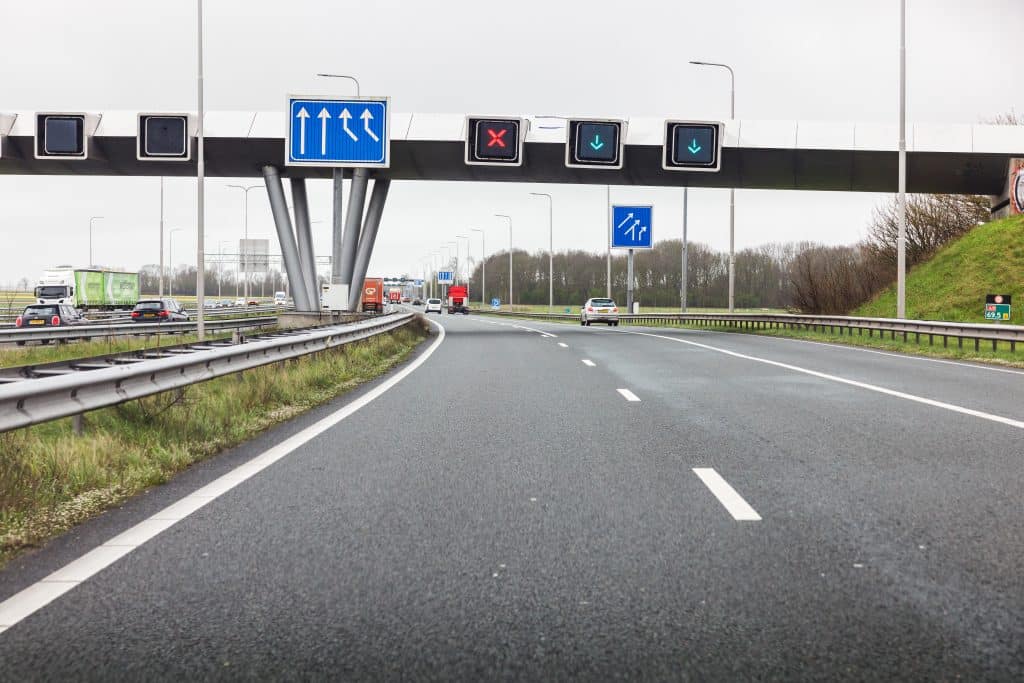 Beeld van een lege A9 snelweg.