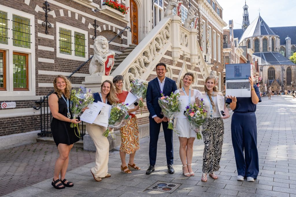 Van links naar rechts: Maud de Groot, Roos Bouwman, Mascha Geleijnse (moeder Wisse Slendebroek), Wethouder Sport Maris Wiegman, Lindsay Brands, Maartje Vocking en Madelief Bloemendal