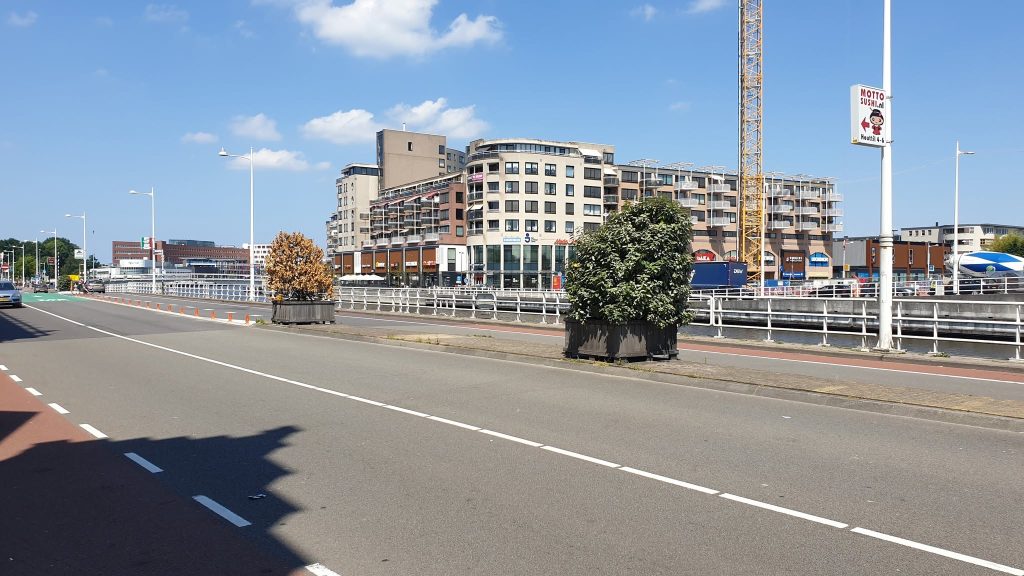 De Kanaalkade in Alkmaar met de rijbaan en het fietspad langs het water.