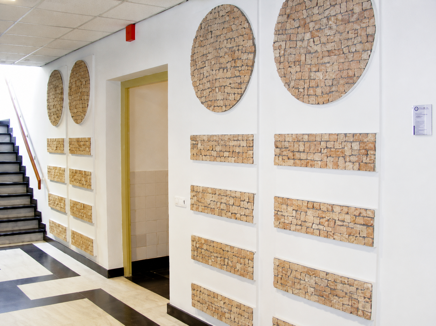 kunstwerk, muur met bakstenen cirkels en strepen