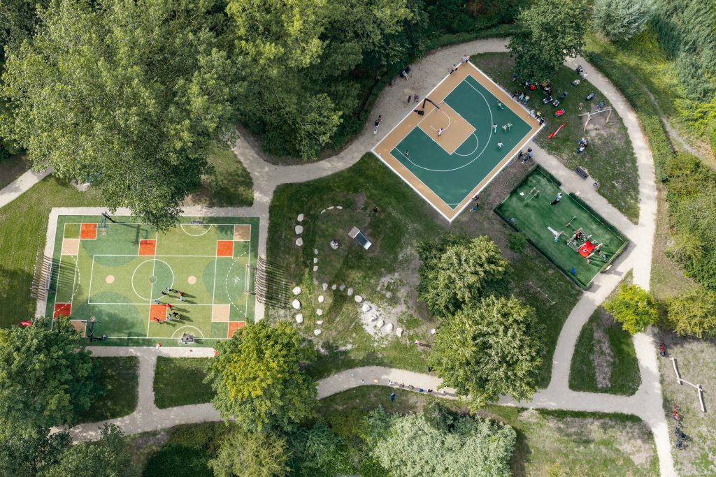 Luchtfoto van de vernieuwde sport- en beweegplek aan de Blanckerhofweg met verschillende sportvelden.