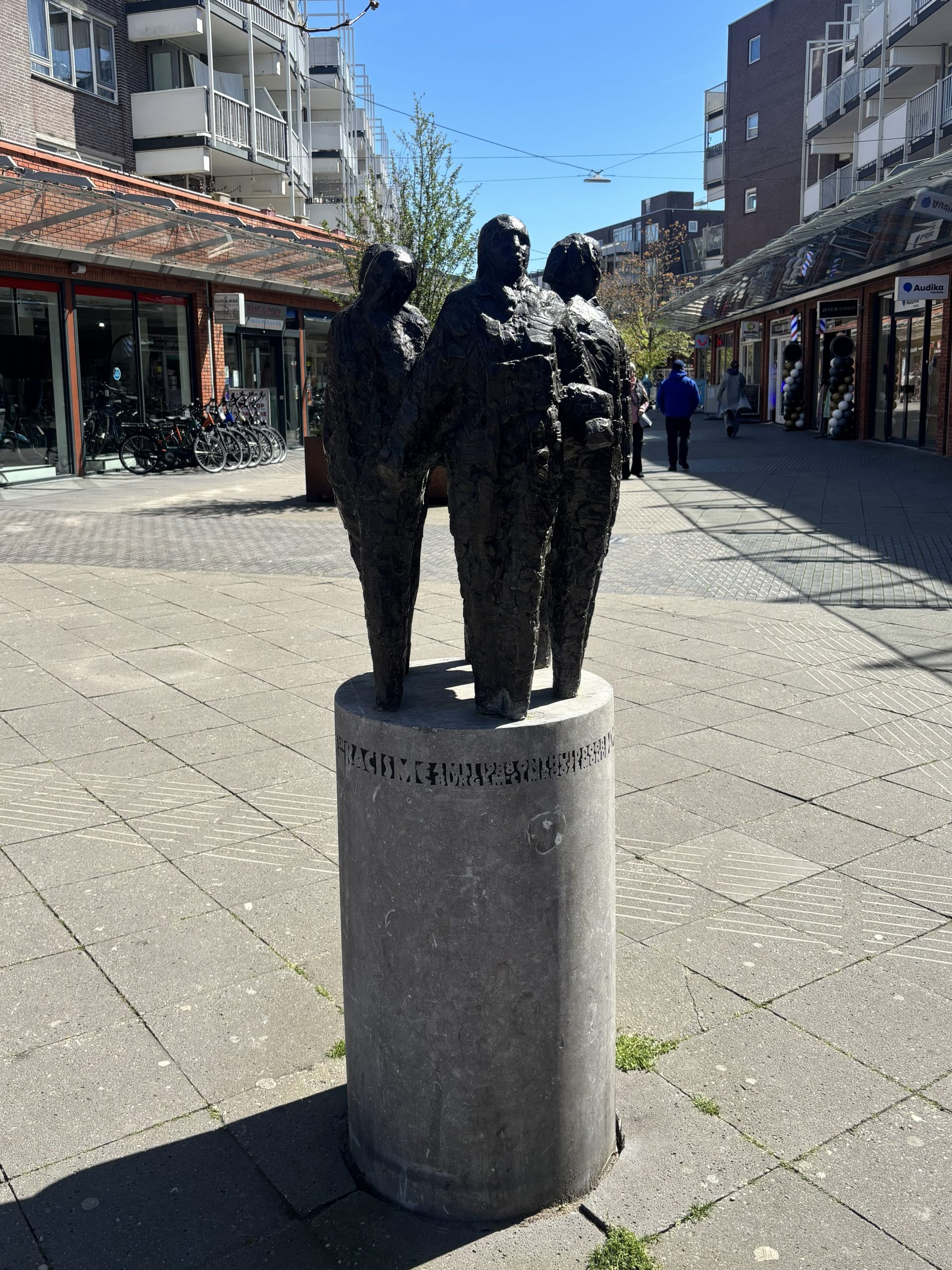 standbeeld dwaze moeders