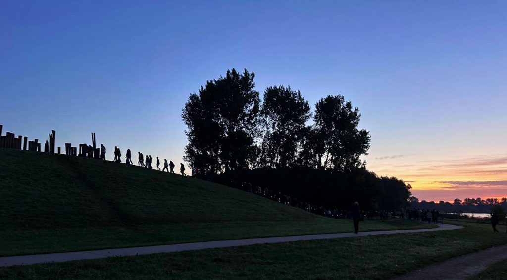 Deelnemers aan Walk Into the Light tijdens een eerdere wandeling.