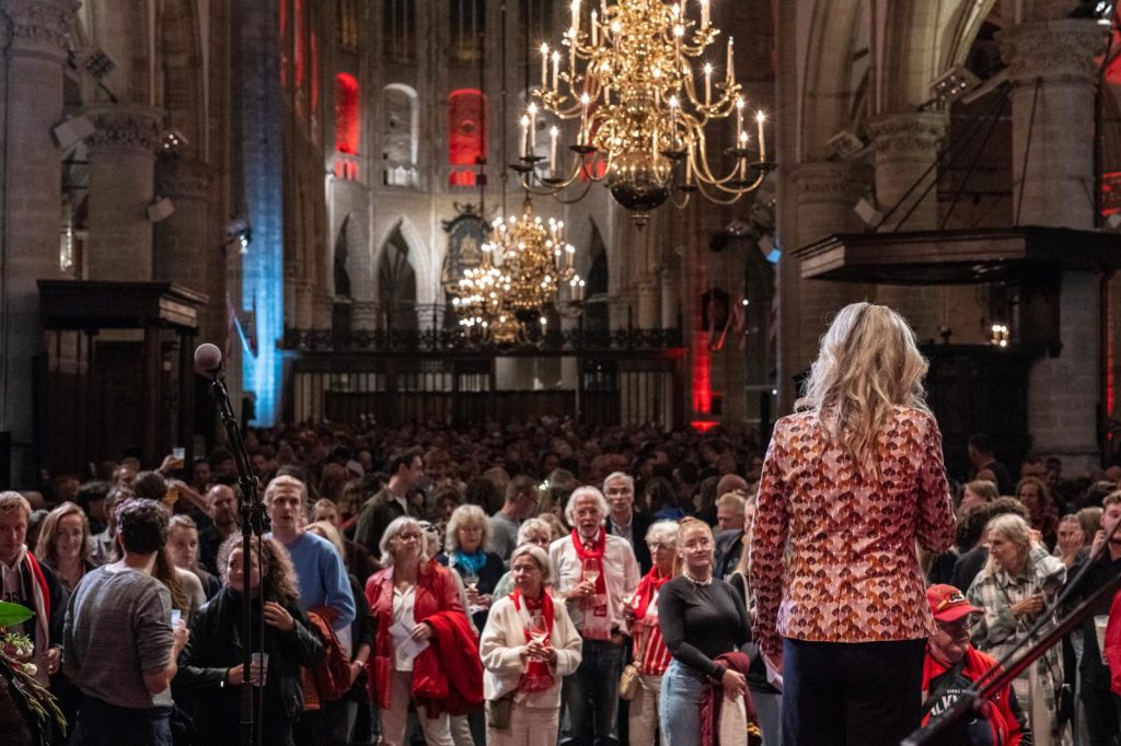 Bezoekers tijdens de Alkmaar Ontzet-receptie in de Grote Kerk