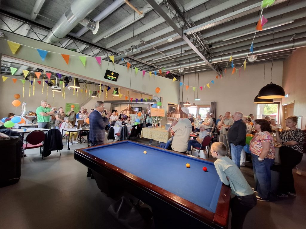 Bezoekers tijdens een bijeenkomst in een dorpshuis.