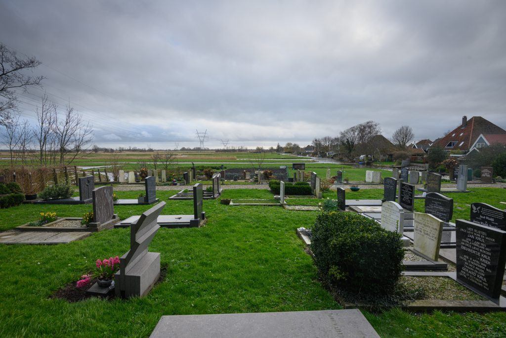 gras en verschillende graven op de begraafplaats dorpskerk grootschermer