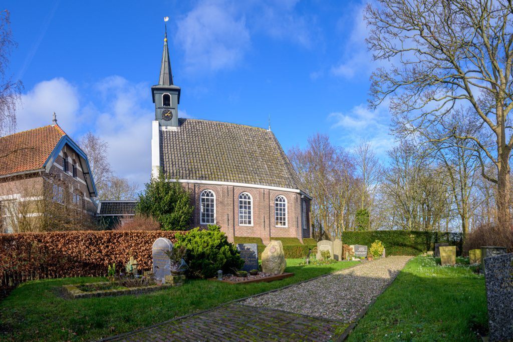 kerk en begraafplaats markenbinnen