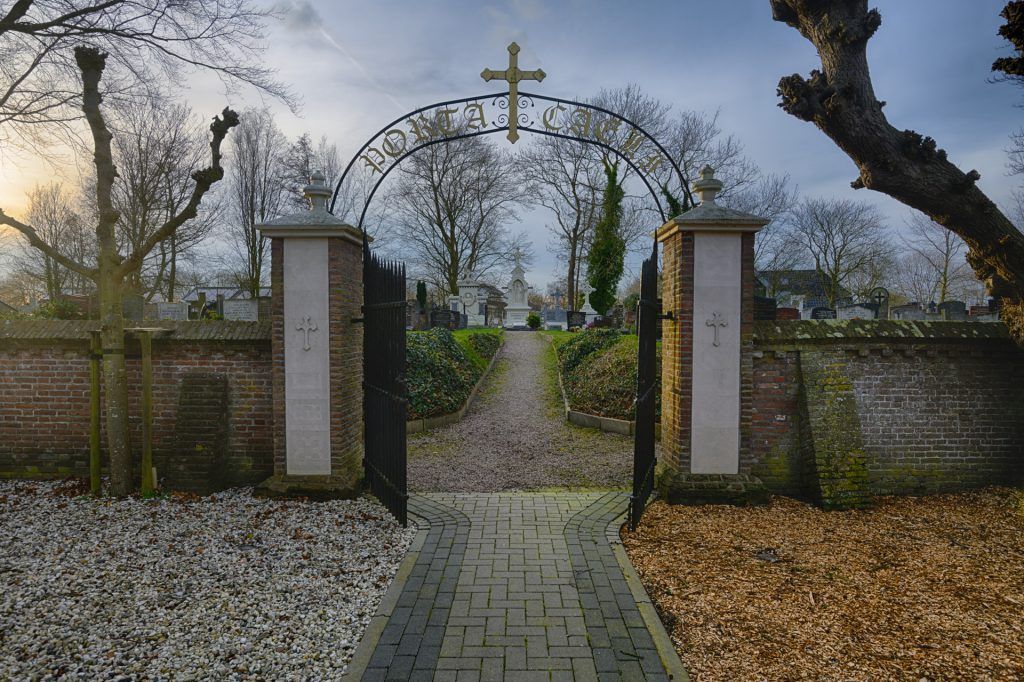 toegangspad en poort van begraafplaats oudorp
