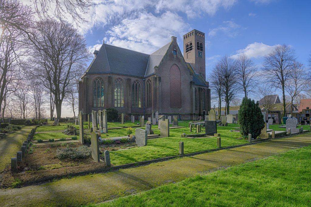 foto begraafplaats stompetoren, met de kerk en verschillende graven