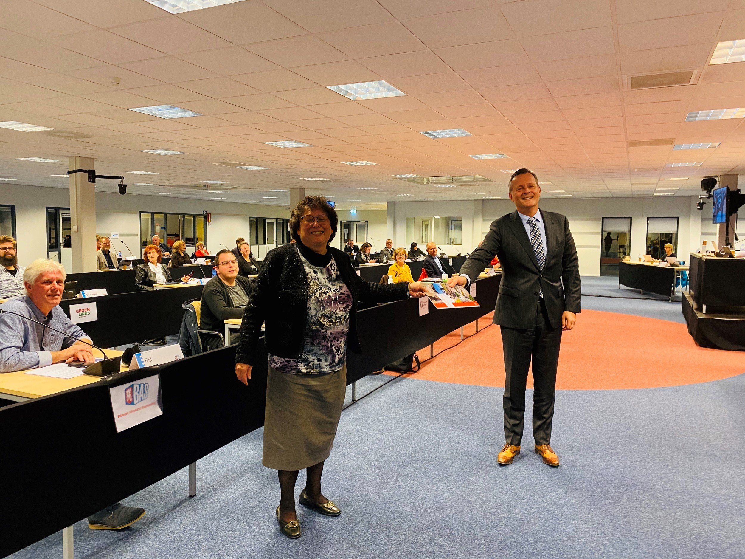 Nestor Maya Bolte overhandigt de profielschets aan de commissaris van de Koning.