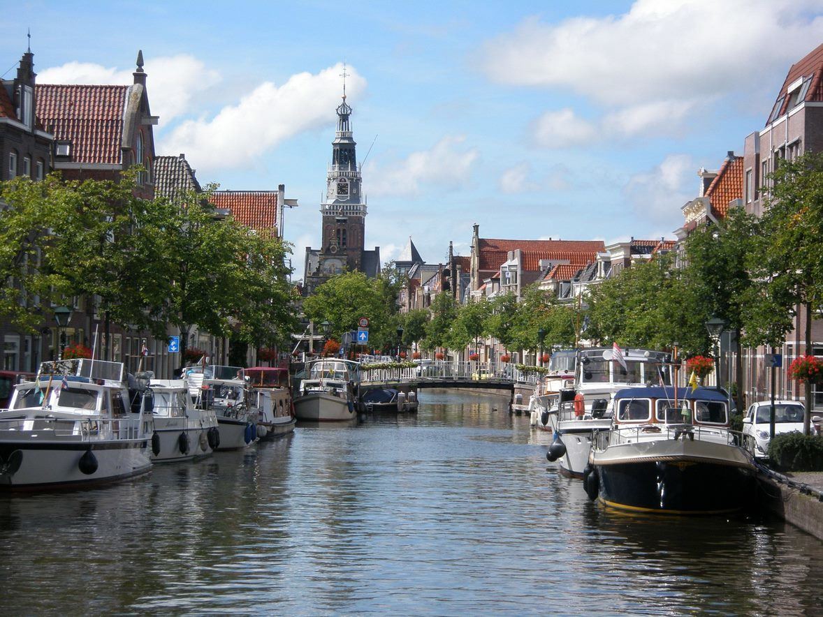 Foto Alkmaar doorkijk naar Waagtoren met bootjes Luttik Oudorp