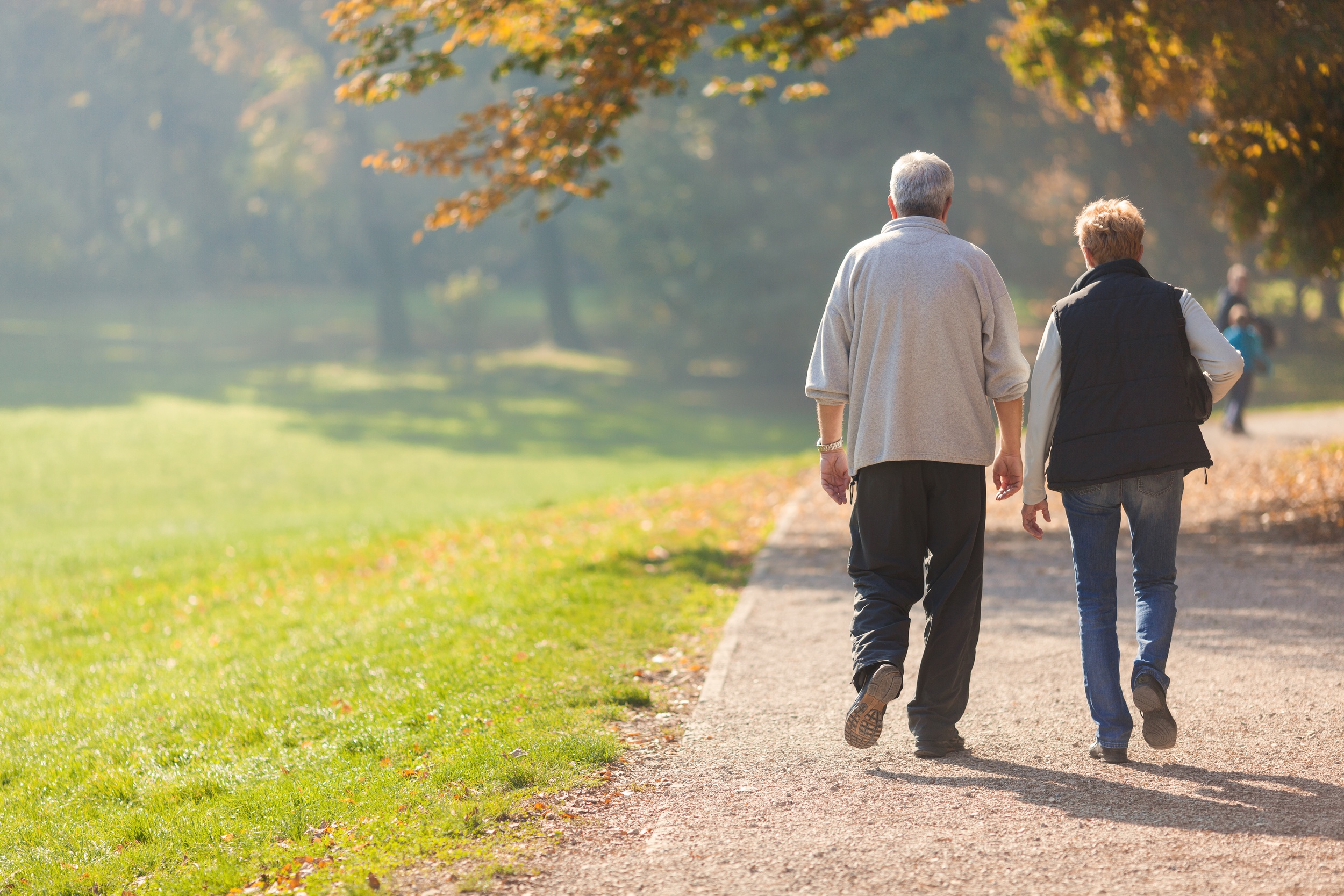 twee oudere mensen lopen buiten