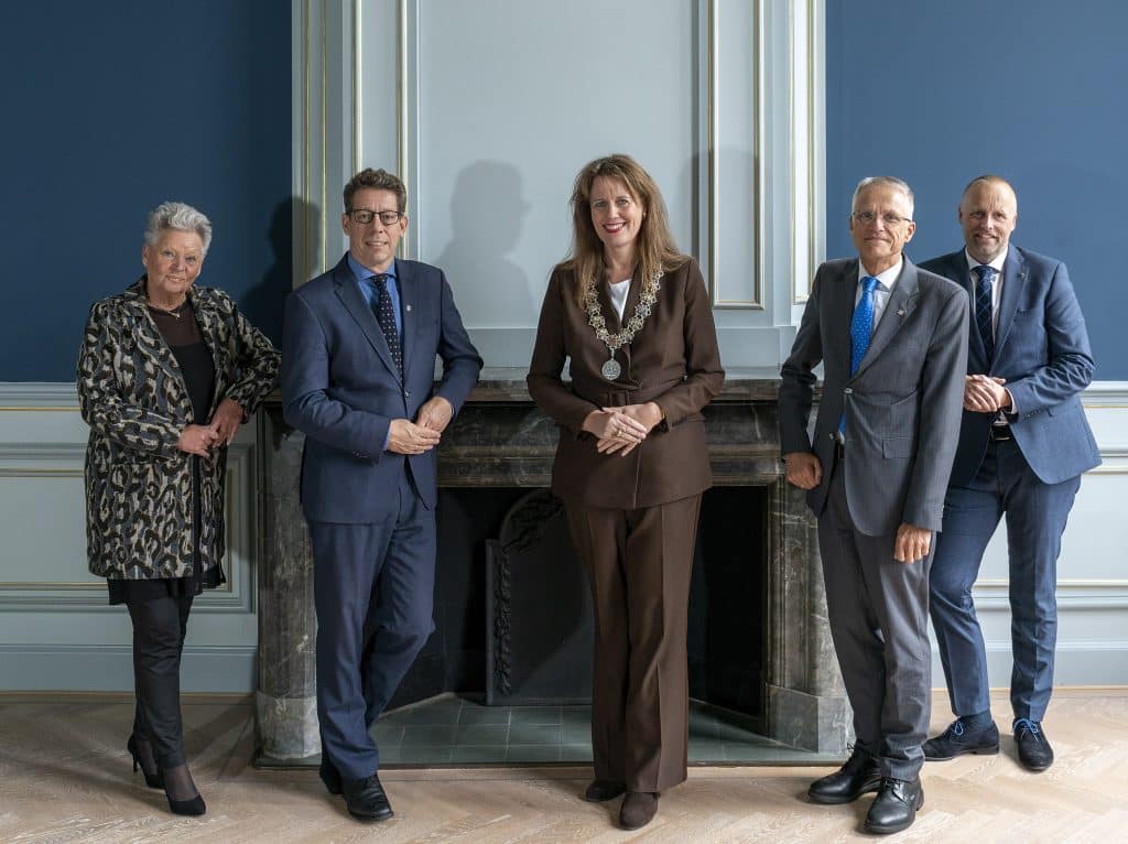 Op de foto staat het college van burgemeester en wethouders van Alkmaar.