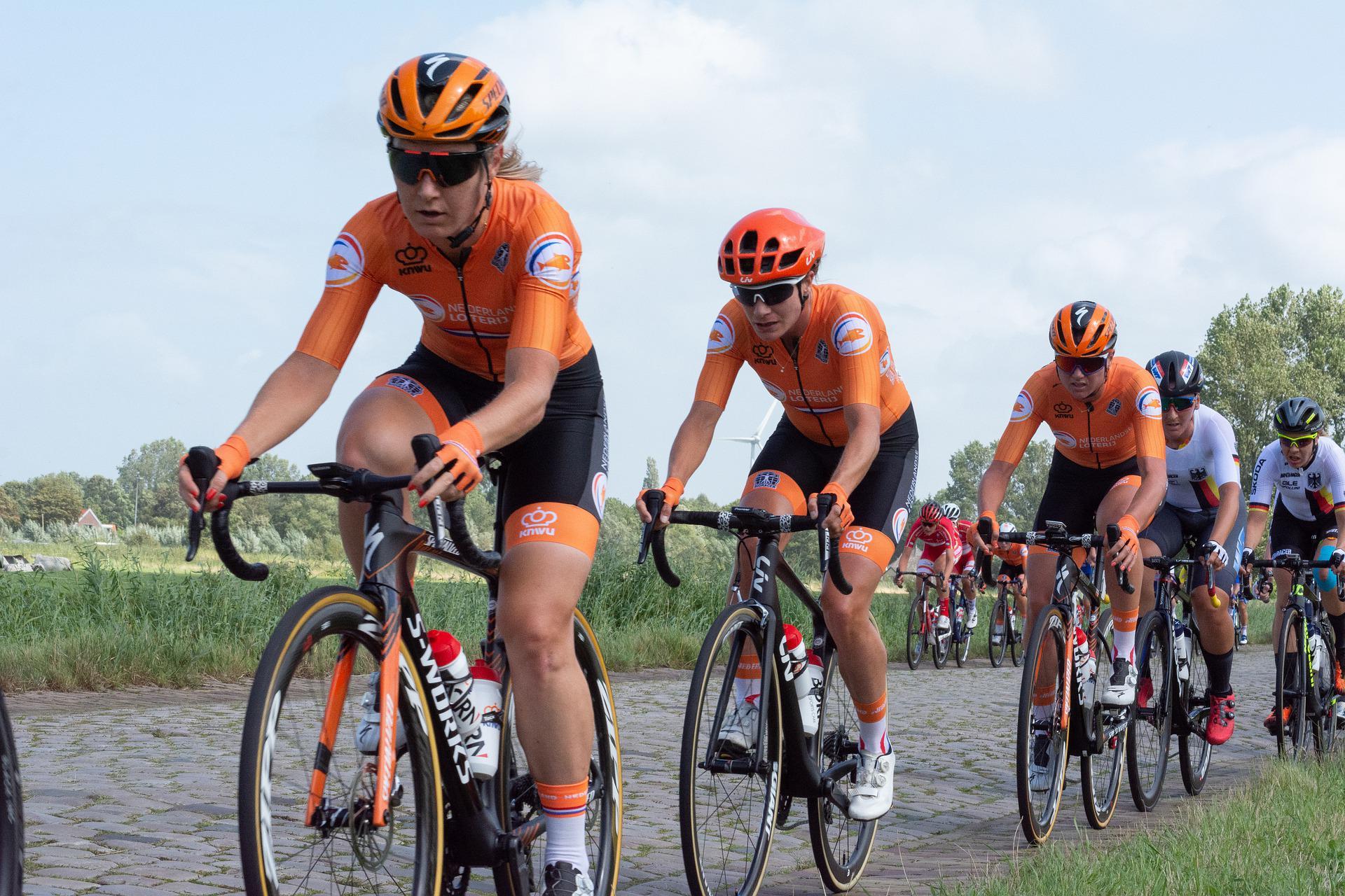 groep fietsers in oranje fietskleding tijdens het wereldkampioenschap wielrennen in Alkmaar