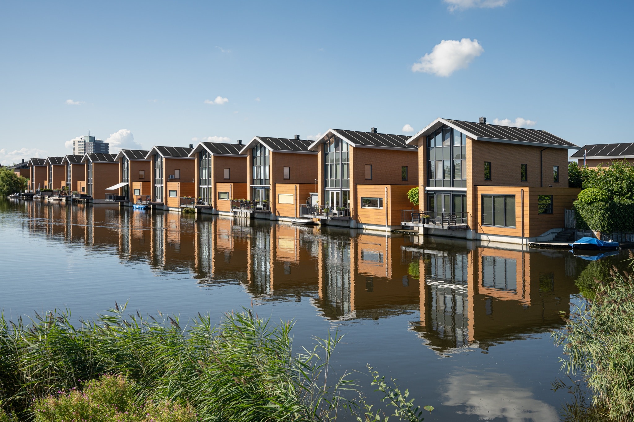 Foto van huizen aan het water in de gemeente Alkmaar