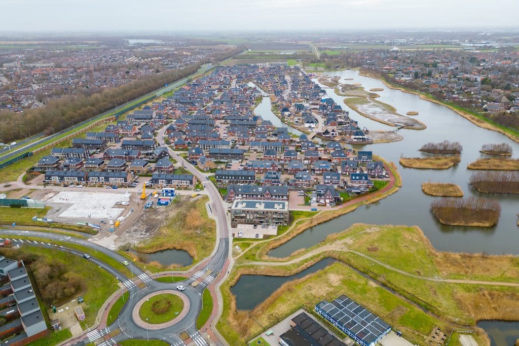 dronefoto van bovenaf. Een overzichtsfoto van de wijk.