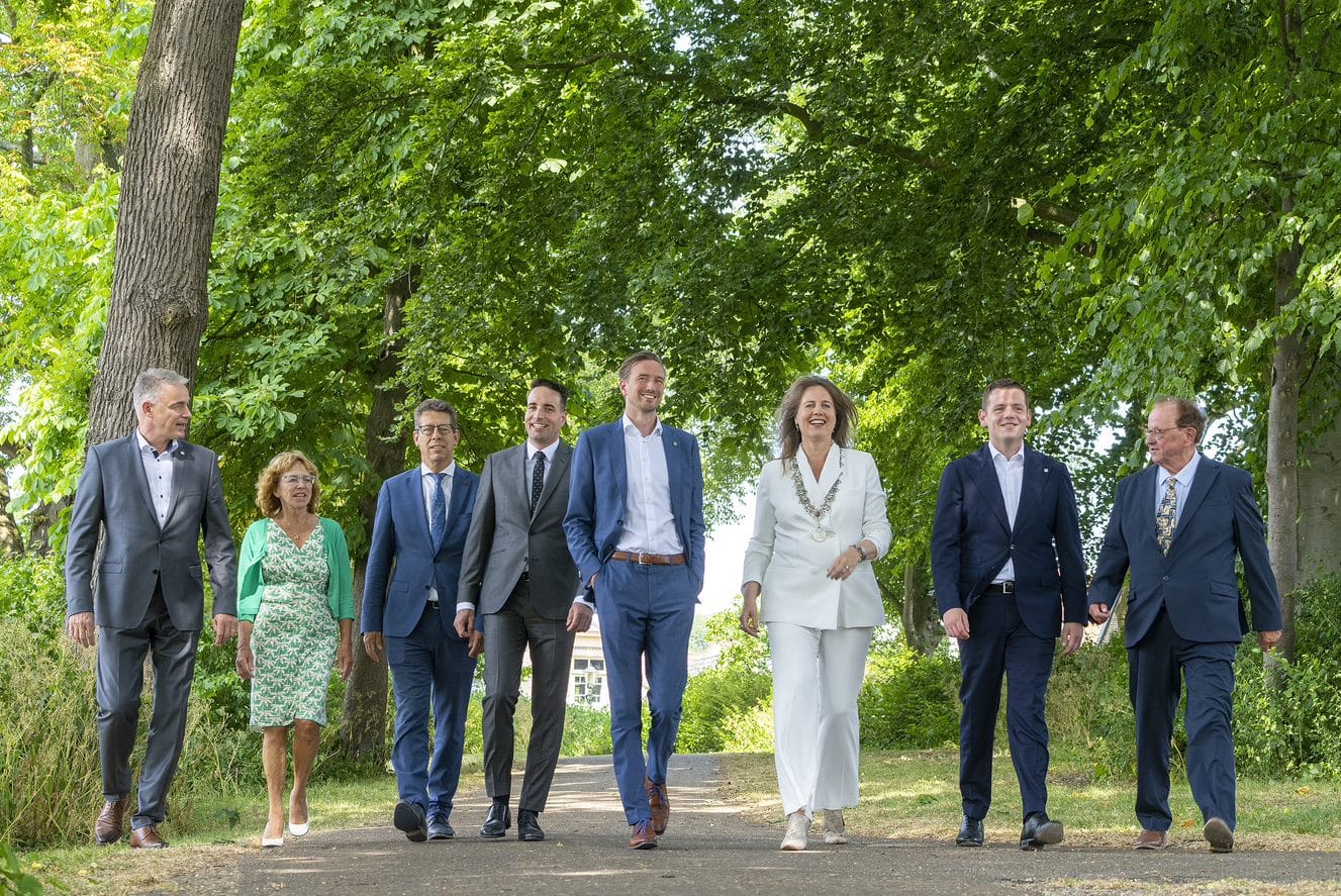 Het college van B&W samen met de gemeentesecretaris. Vlnr: gemeentesecretaris Robert Reus, wethouder Anjo van de Ven, wethouder Robert te Beest, wethouder Jasper Nieuwenhuizen, wethouder Christian Schouten, burgemeester Anja Schouten, wethouder Christiaan Peetoom en wethouder Arie Epskamp. 