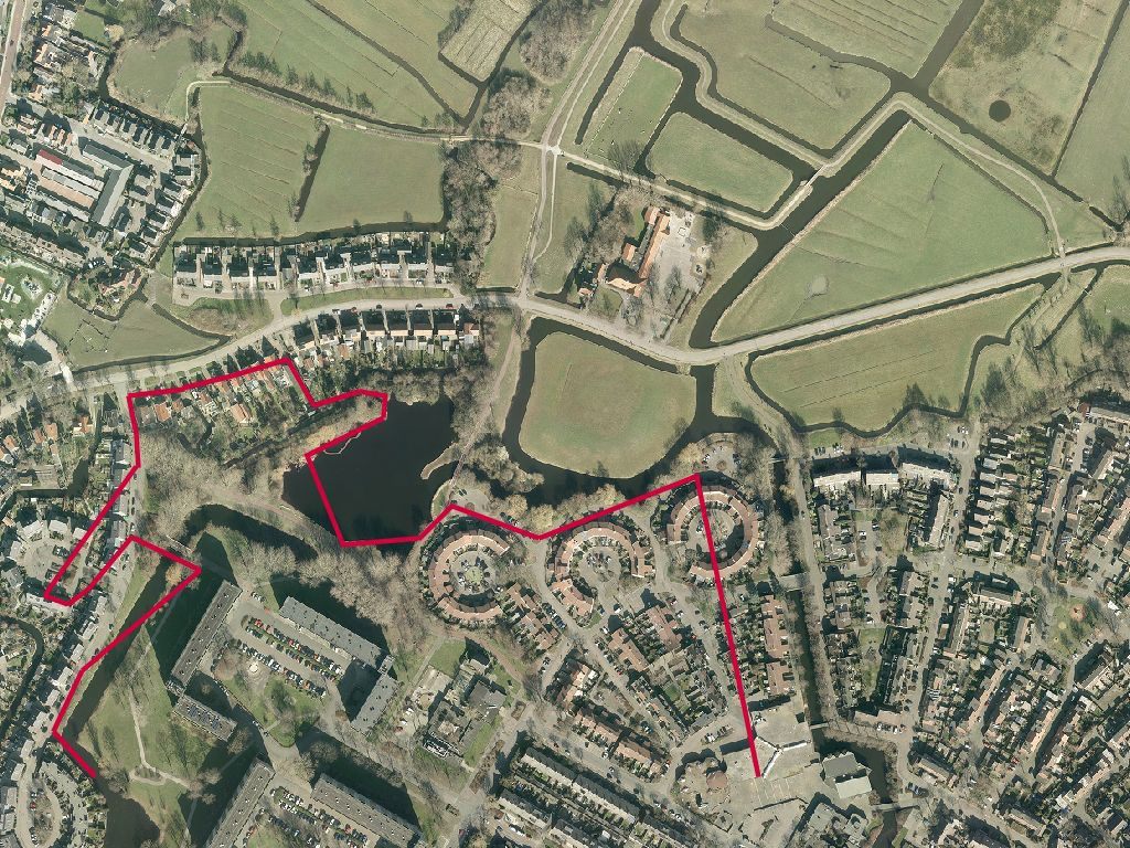 De rode lijn geeft de oever van het Zwijnsmeer aan. Te zien is dat er bijzonder weinig ruimte is tussen het kasteelterrein en de oorspronkelijke oever van het meer.jpg