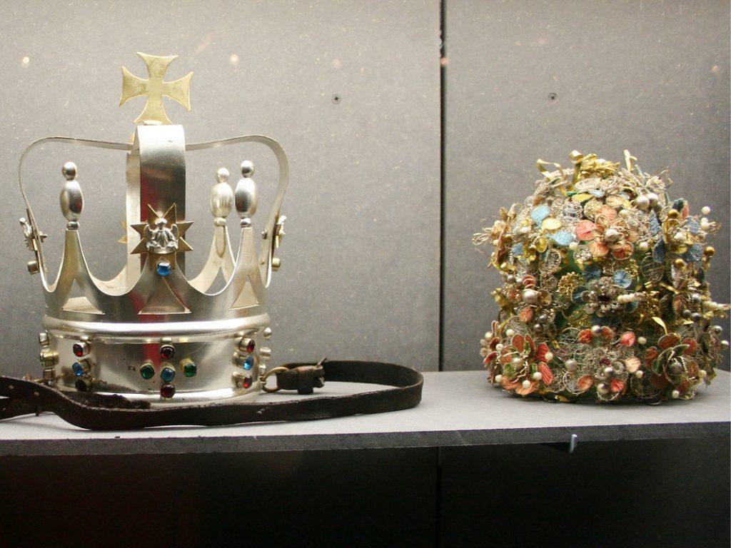 Doodskronen in het Museum für Sepulkralkultur in Kassel, Duitsland (bron: Wikipedia).
