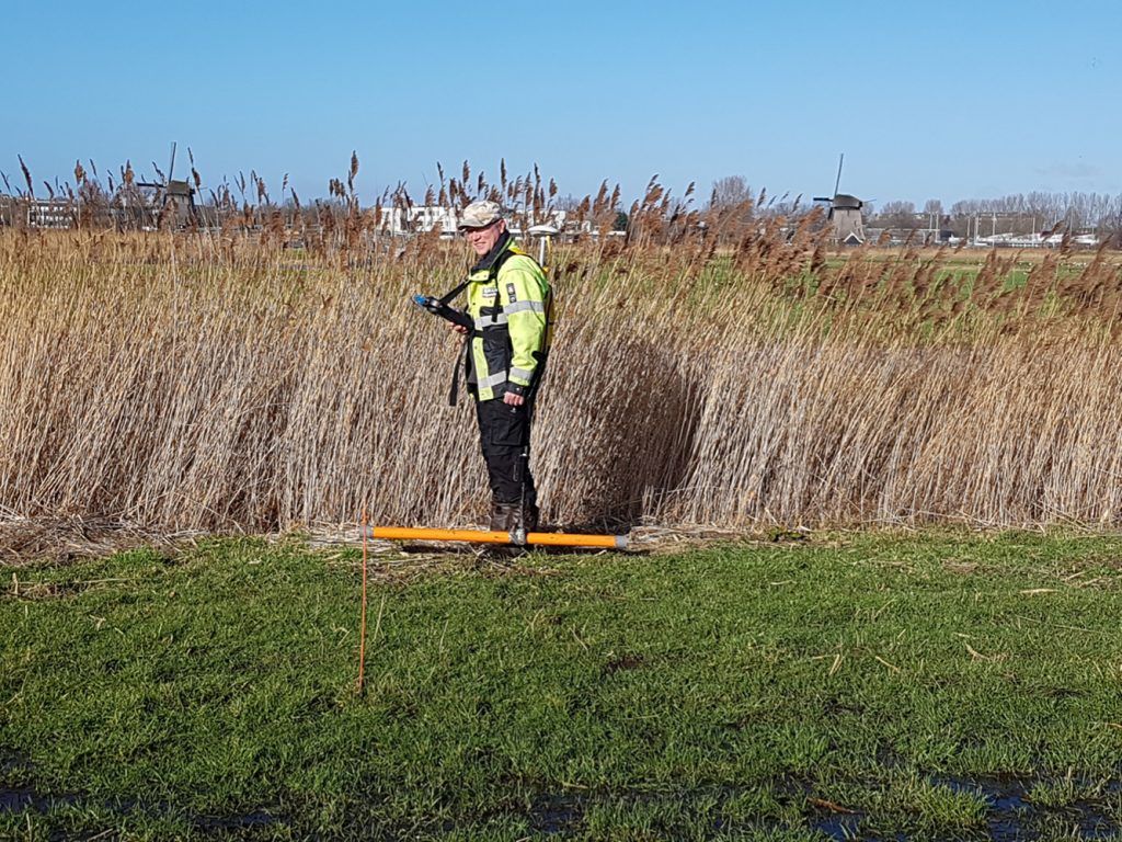 Onderzoeker Ferry van den Oever bezig met een meting in de Oudorperpolder