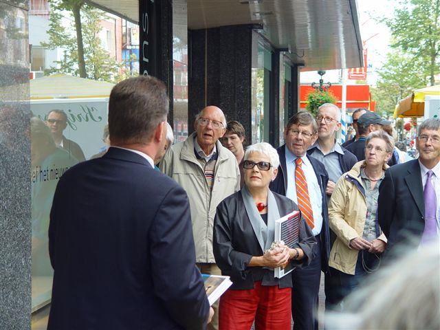 Onthulling plaquette met burgemeester Marietje van Rossen