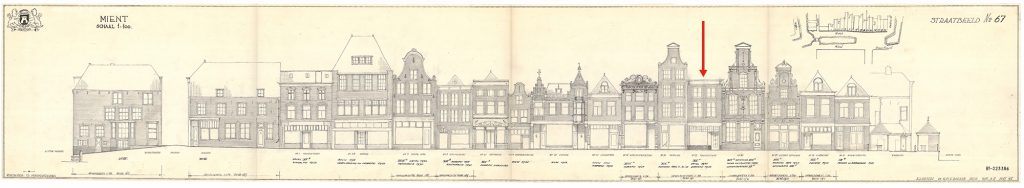 Een oude schets van de gevels aan de Mient van het voormalige gemeentelijke ‘Bureau van de Monumentenzorg’. Het pand onder het pijltje is (nu) Mient 27. Het pand rechts ernaast is De Croon