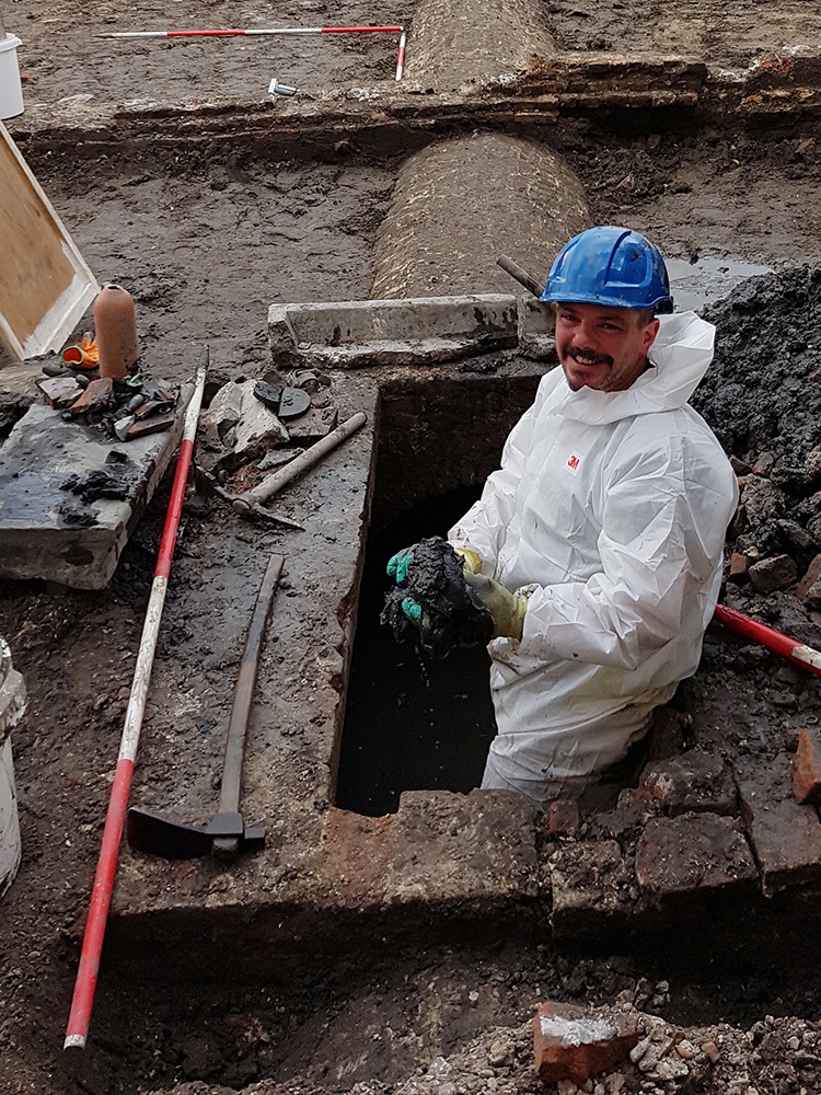 Een stukje natte archeologie: het bergen van vondsten uit de watergang via het mangat