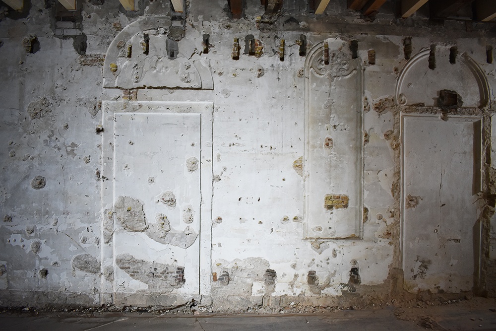 De drie nissen zonder ornamenten die samen een vestibule lijken te vormen