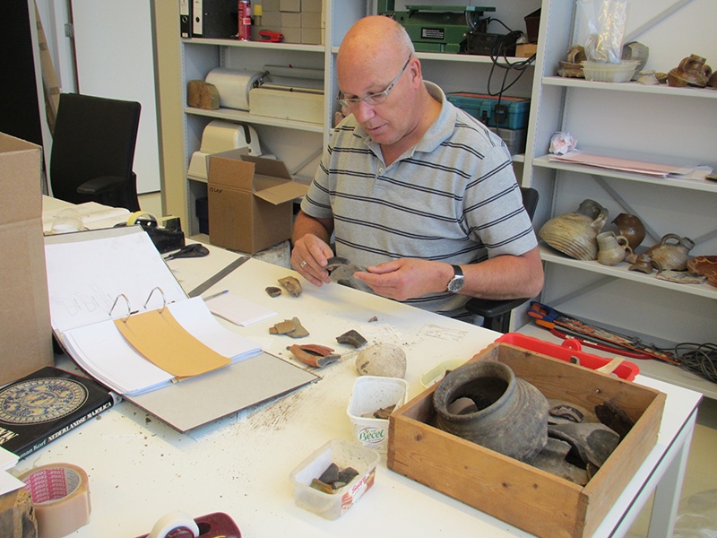 Rob Roedema aan het werk in het archeologisch centrum.