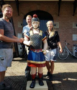 Brechtje de Bruijn (rechts) gaf de trompetter van de Waagtoren een frisse outfit in de originele kleuren.