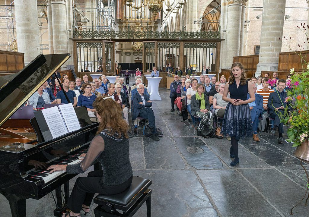 Ceremonie na voltooing herinrichting kerkhof naast de Sint Laurenskerk