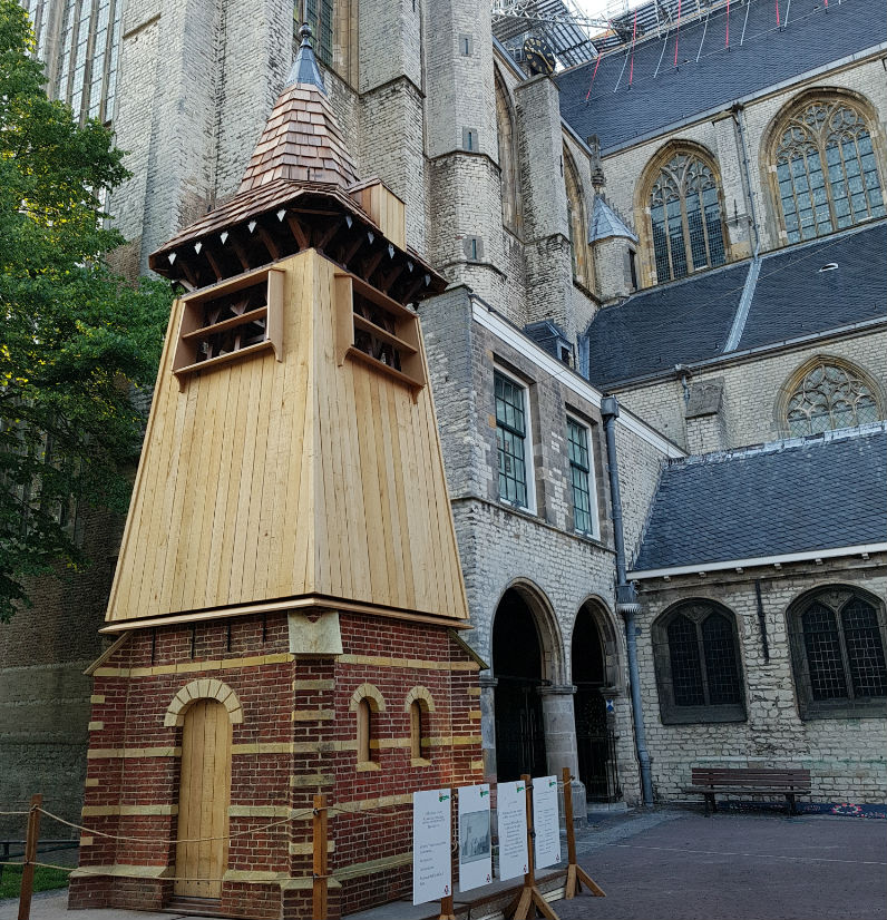 De klokkentoren in half formaat tijdelijk terug op de originele plek bij de Grote Kerk