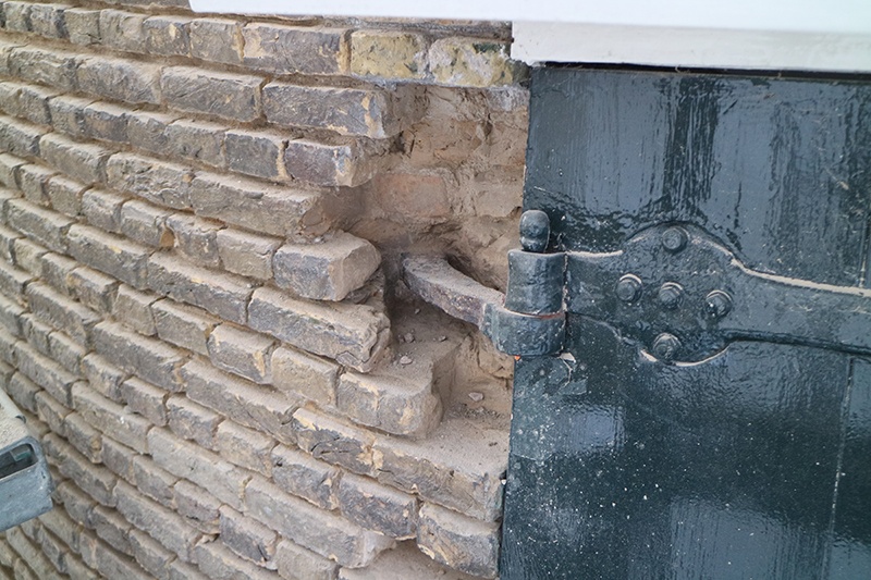 Muur en scharnier deur Molen van Piet