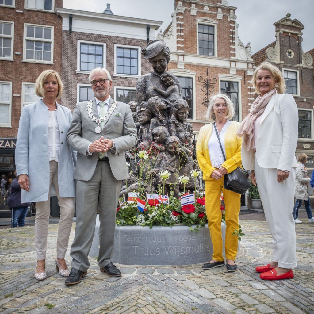 Onthulling beeld Truus Wijsmuller-2. Foto Erna Faust