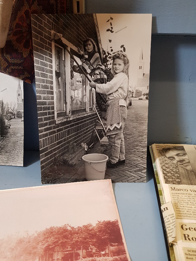 Oude foto’s in de vitrine in Het Kleinste Huisje