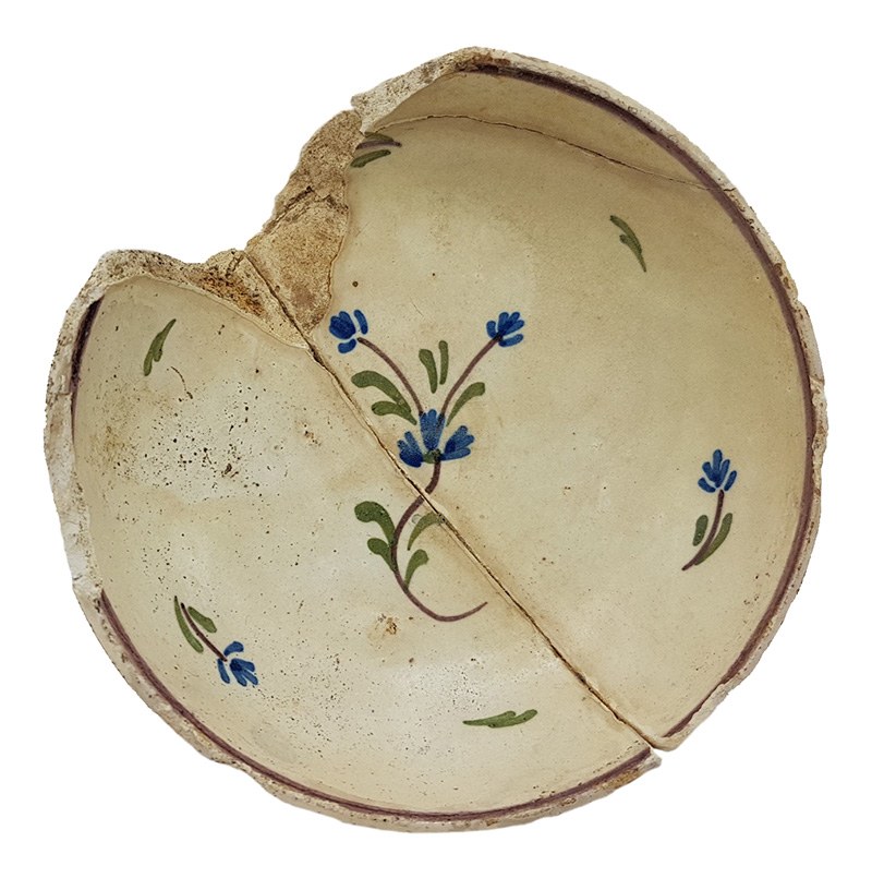 Schoteltje van imitatie creamware met bloemetjes in mangaan, groen en blauw