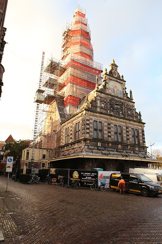 Waagtoren in de steigers voor restauratie