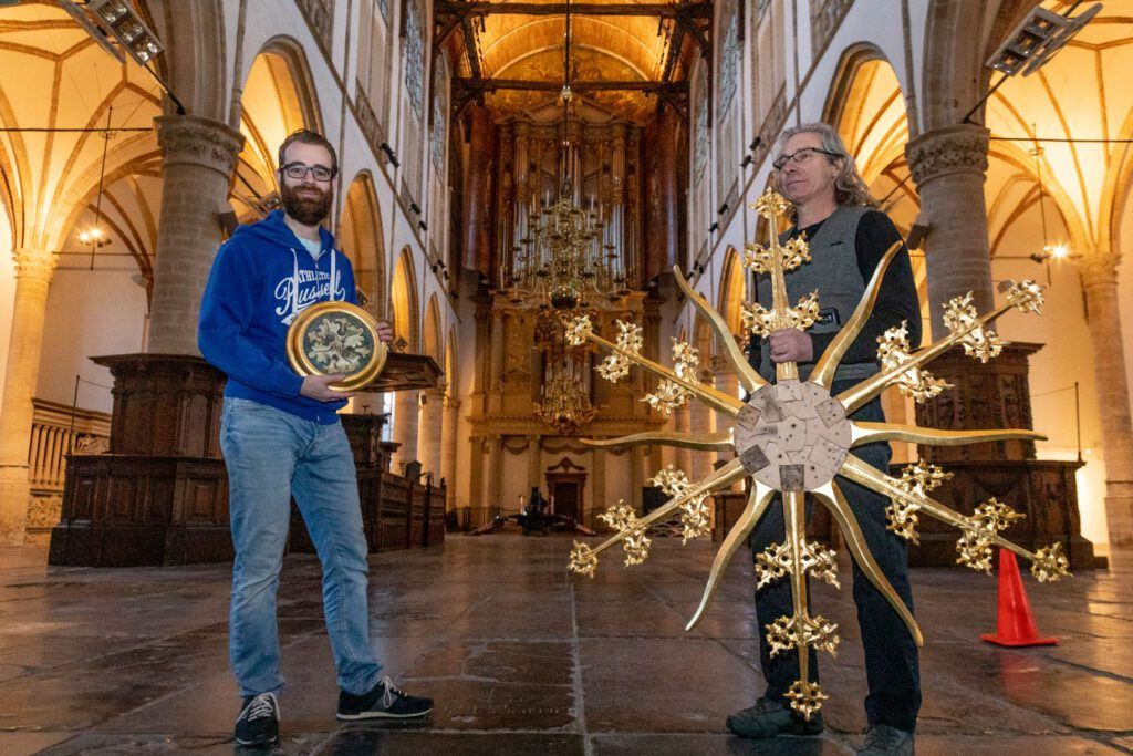 Restaurator (rechts) en filmmaker met één van de gouden gewelfschotels