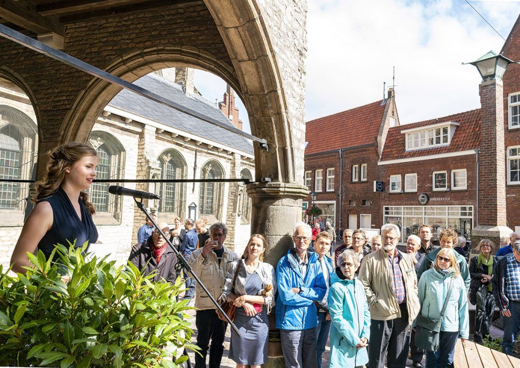 Sterre van Boxstel draagt een gedicht voor