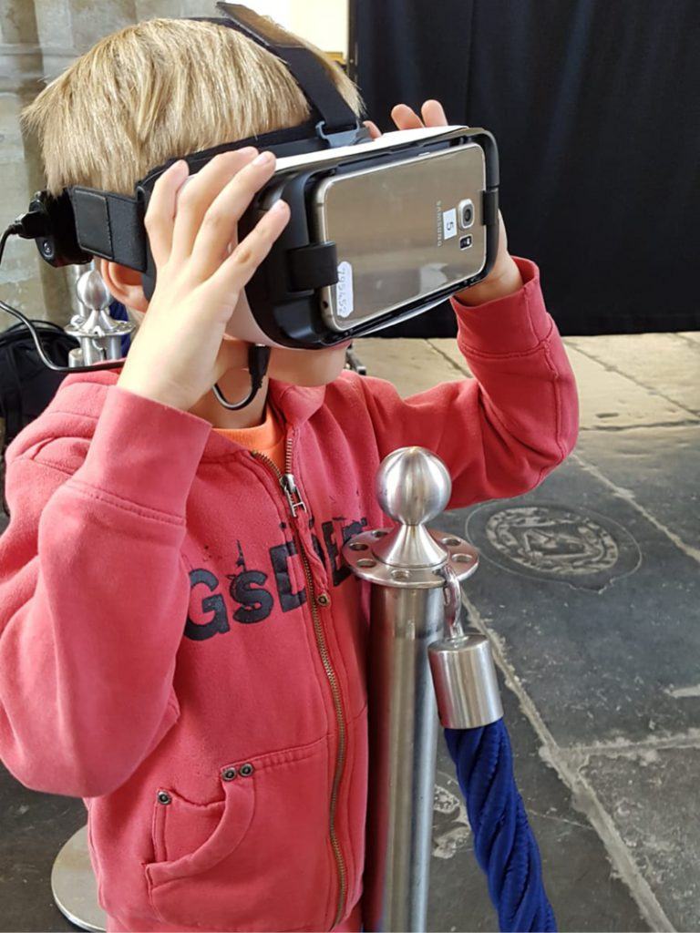 Met een VR-bril tijdens Open Monumentendag in De Grote Kerk.