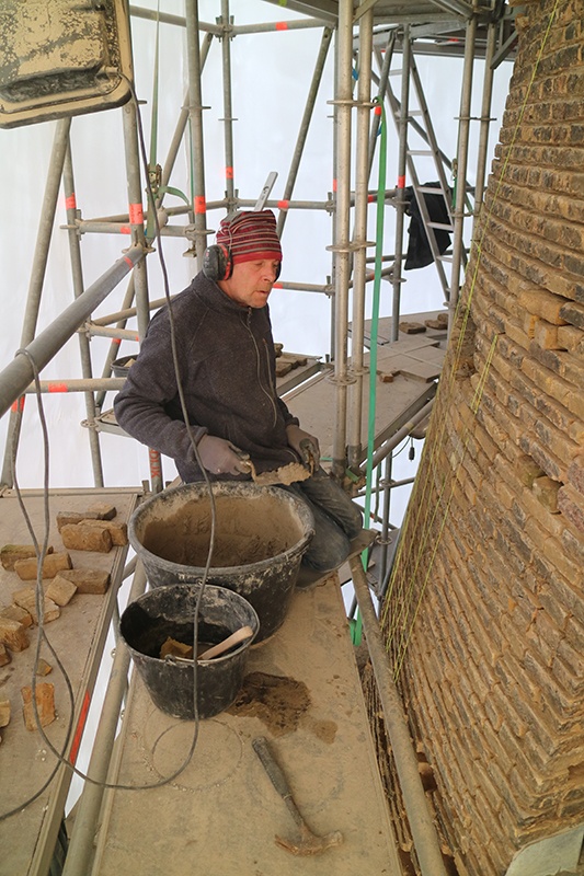 Voeger aan het werk bij Molen van Piet