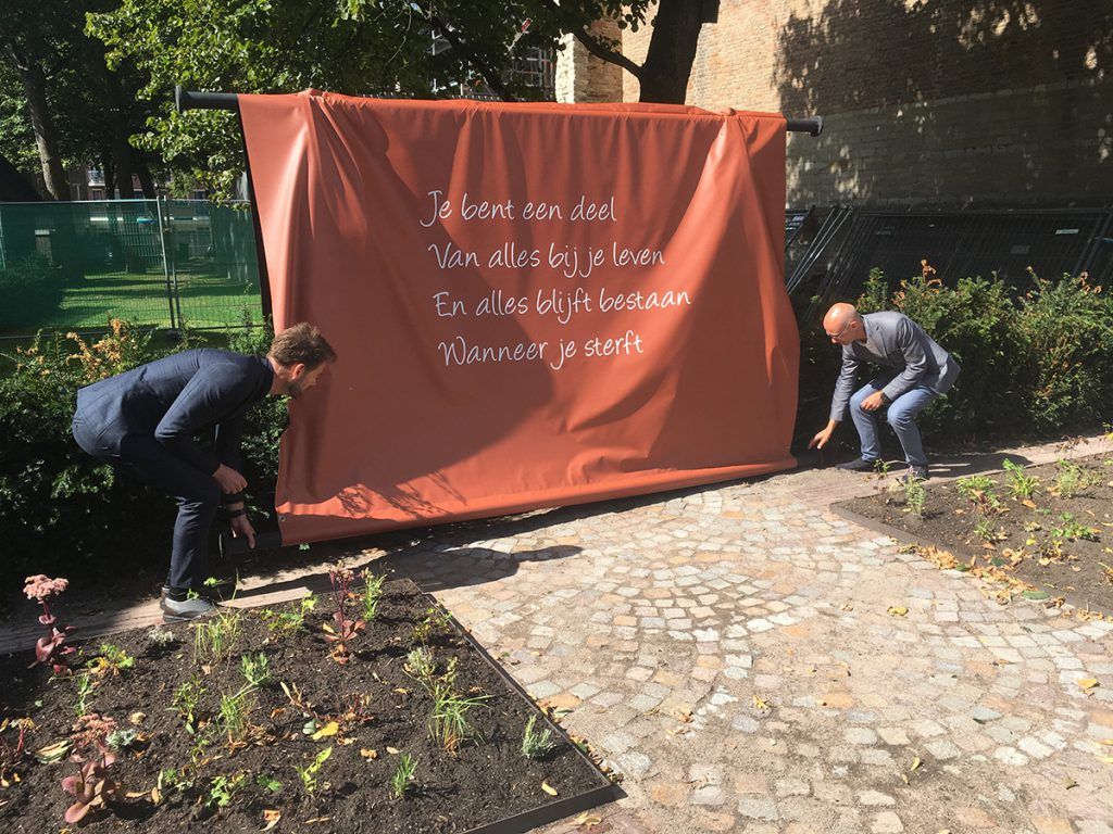 Wethouder Christian Braak en Eddo Carels onthullen de nieuwe poort