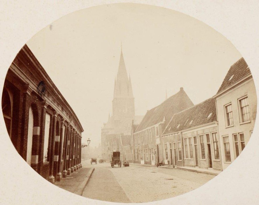 Foto uit circa 1870. Achter het later aangebrachte pleisterwerk, ging nog een ouder pand schuil.