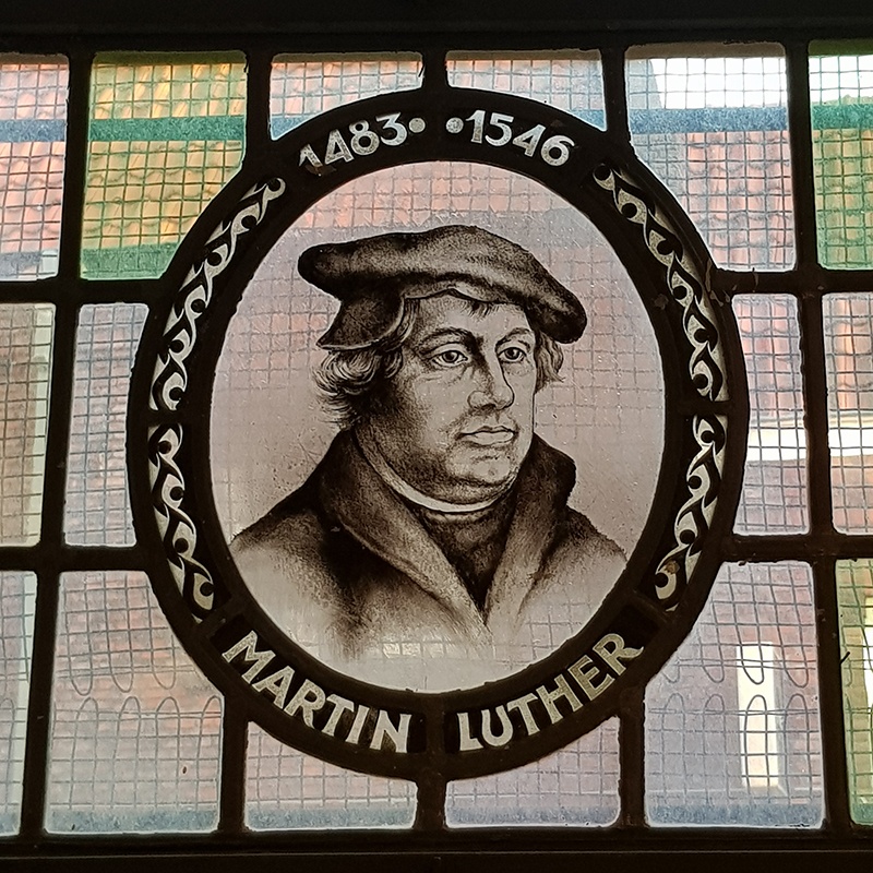 Het portret van Luther hangt, samen met die van Calvijn en Zwingli, in de keuken van de consistorie. Drie tastbare herinneringen aan de reformatie.